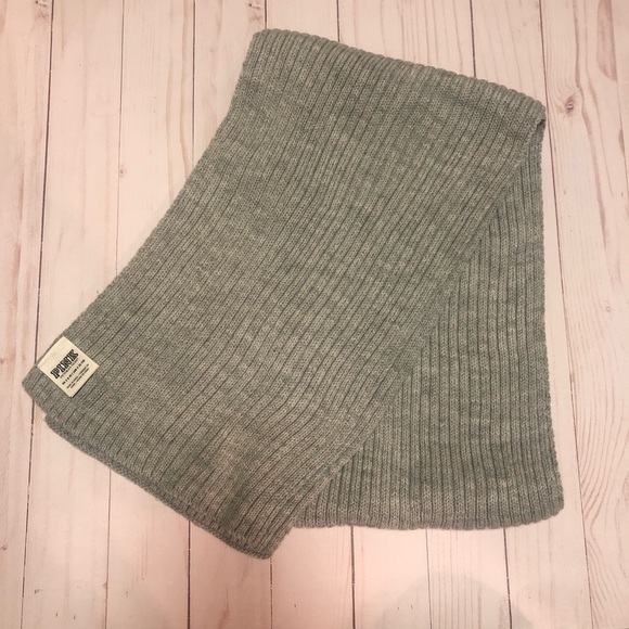 Victoria’s Secret PINK gray scarf - Picture 1 of 3